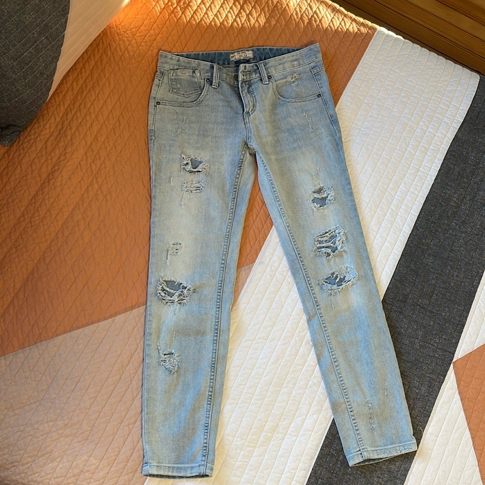 Free people distressed strait jeans, sz 28